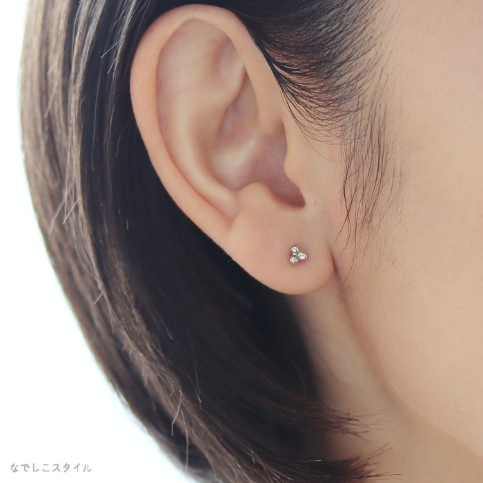 プラチナカラーのキンモクセイピアスをつけた女性の耳元画像