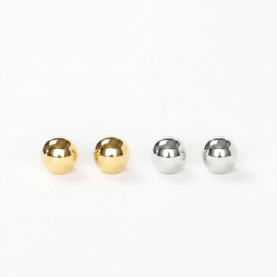 金属部分すべてがチタン純度99.5％の丸玉ピアス。ゴールドカラーとプラチナカラーが並んだ正面から見た画像