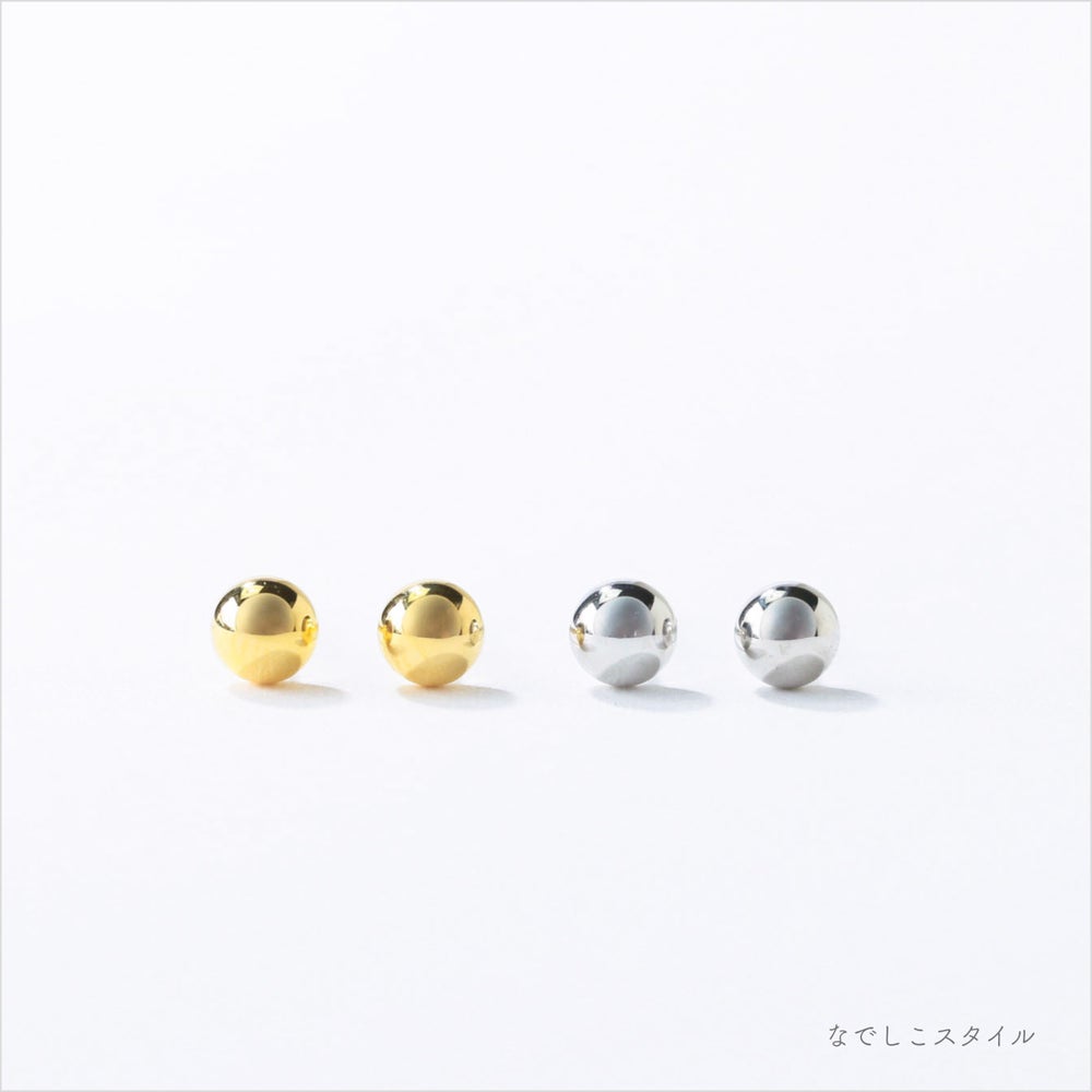 金属部分すべてがチタン純度99.5％の丸玉ピアス。ゴールドカラーとプラチナカラーが並んだ正面から見た画像