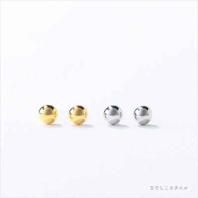 金属部分すべてがチタン純度99.5％の丸玉ピアス。ゴールドカラーとプラチナカラーが並んだ正面から見た画像
