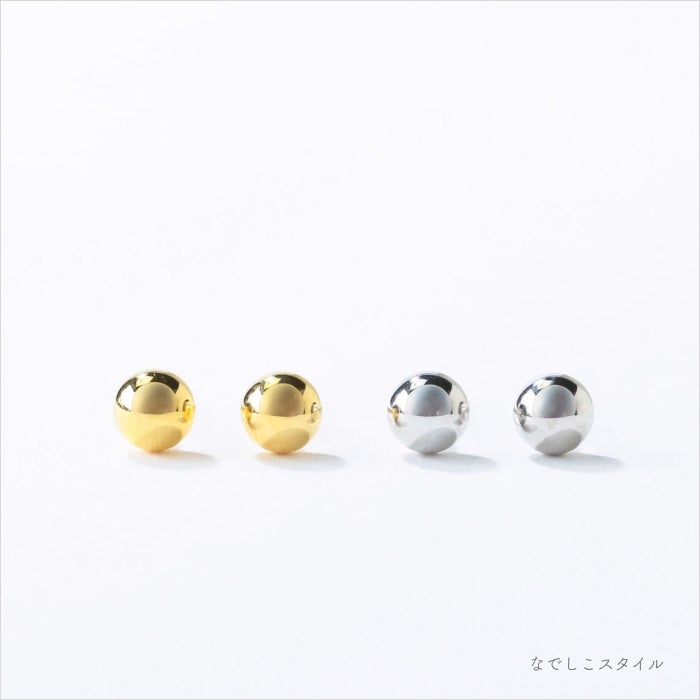 金属部分すべてがチタン純度99.5％の丸玉ピアス。ゴールドカラーとプラチナカラーが並んだ正面から見た画像