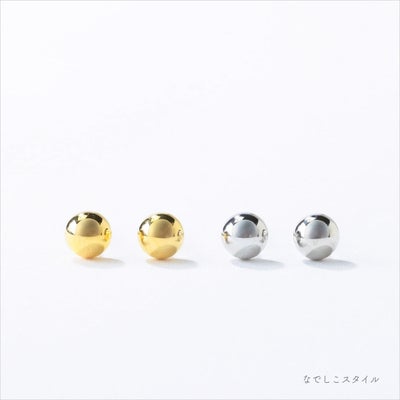 金属部分すべてがチタン純度99.5％の丸玉ピアス。ゴールドカラーとプラチナカラーが並んだ正面から見た画像