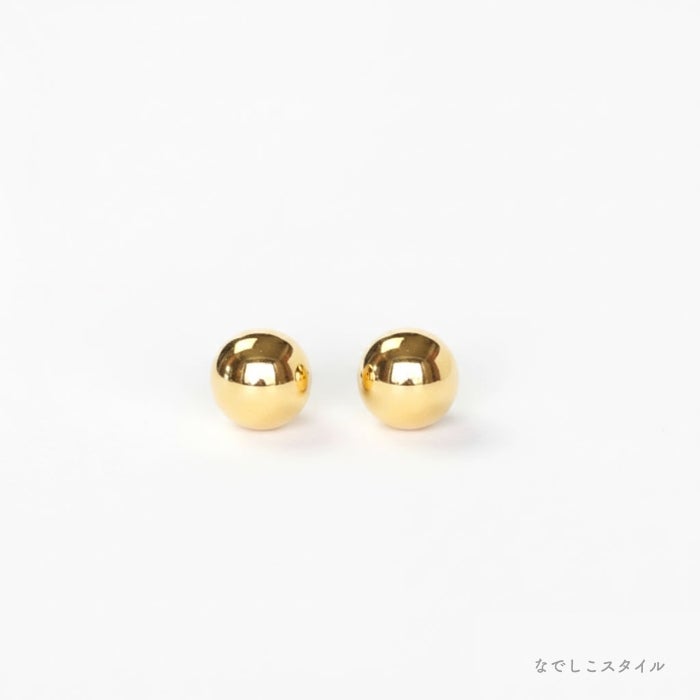 金属部分すべてがチタン純度99.5％の丸玉ピアス。ゴールドカラーの正面から見た画像