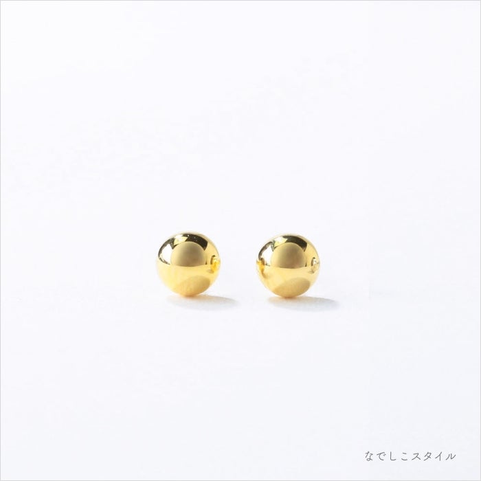 金属部分すべてがチタン純度99.5％の丸玉ピアス。ゴールドカラーの正面から見た画像