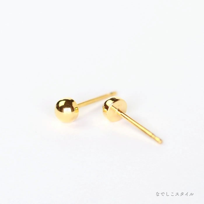 金属部分すべてがチタン純度99.5％の丸玉ピアス。ピアスの形を説明する画像ゴールドカラー