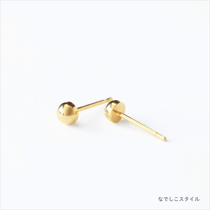 金属部分すべてがチタン純度99.5％の丸玉ピアス。ピアスの形を説明する画像ゴールドカラー
