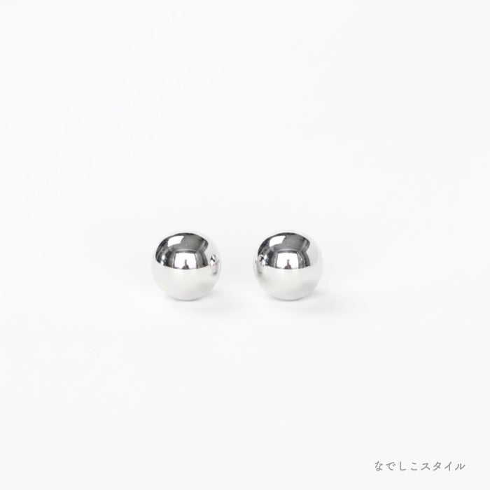 金属部分すべてがチタン純度99.5％の丸玉ピアス。プラチナカラーの正面から見た画像