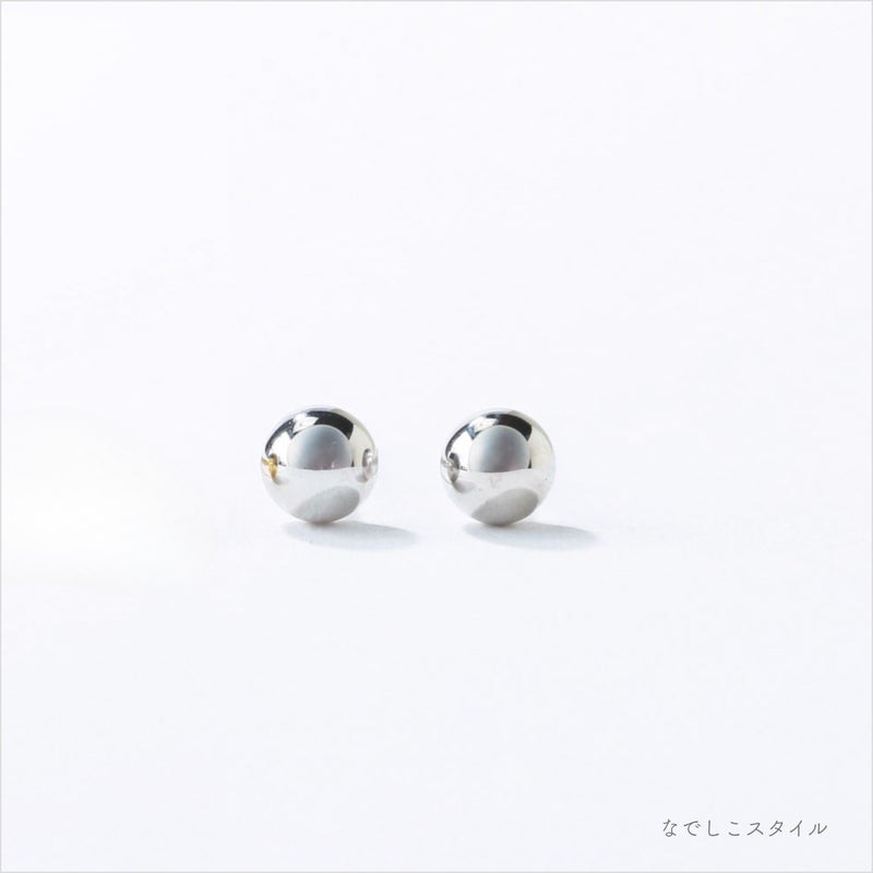 金属部分すべてがチタン純度99.5％の丸玉ピアス。プラチナカラーの正面から見た画像
