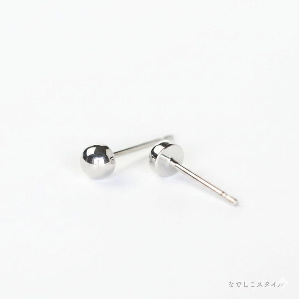 金属部分すべてがチタン純度99.5％の丸玉ピアス。ピアスの形を説明する画像プラチナカラー