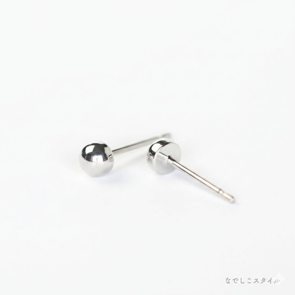金属部分すべてがチタン純度99.5％の丸玉ピアス。ピアスの形を説明する画像プラチナカラー
