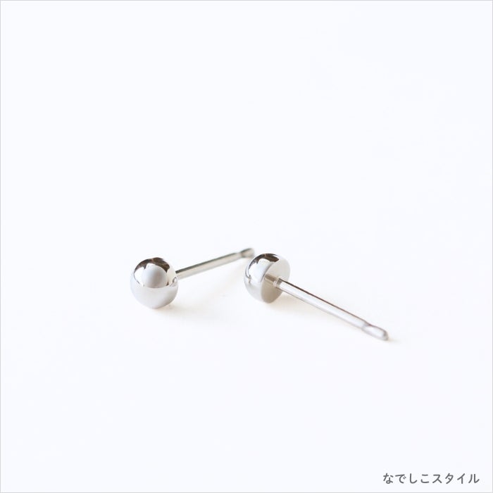 金属部分すべてがチタン純度99.5％の丸玉ピアス。ピアスの形を説明する画像プラチナカラー