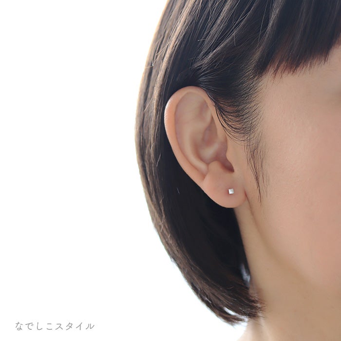 つけっぱなしOKのチタンピアス「キャラメル」片耳販売｜耳たぶ着用イメージ（約12mmポスト）