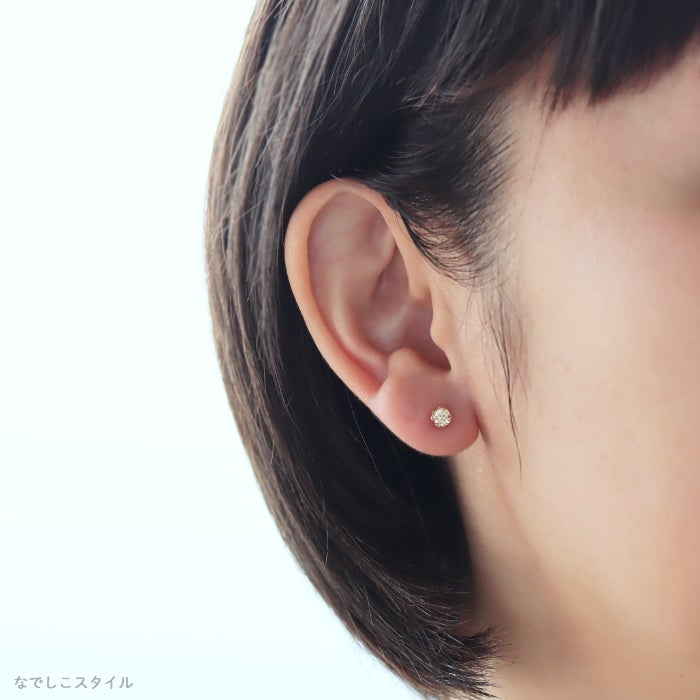 チタンピアスゴールドカラーシャンパンダイア４ｍｍを着けた40代女性の画像