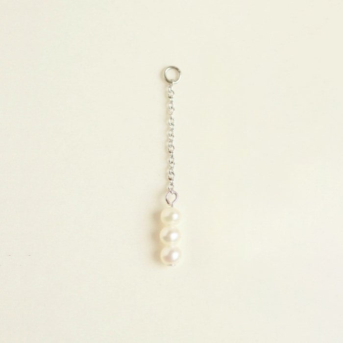 きちんと見え小粒の淡水パールチャーム（プラチナカラー）の片耳の画像