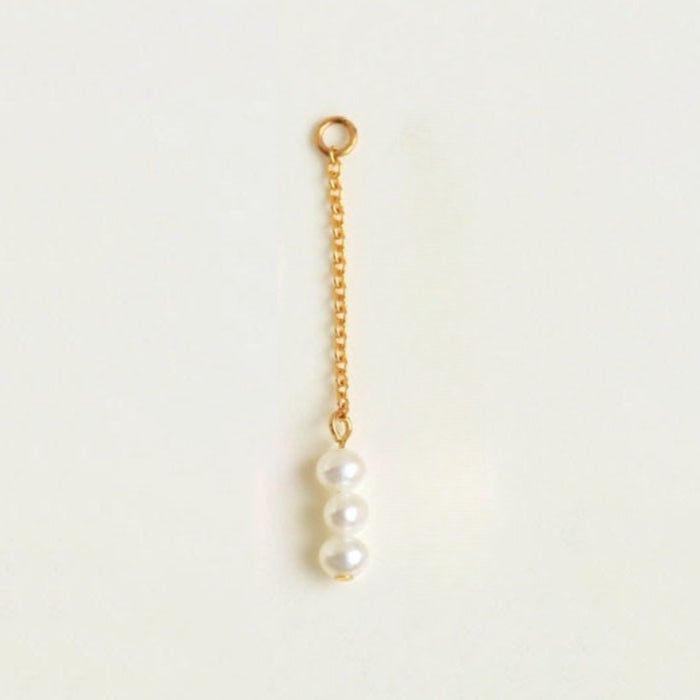 きちんと見え小粒の淡水パールチャーム（ゴールドカラー）の片耳の画像