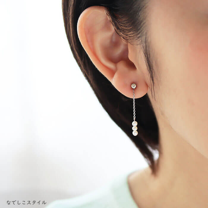 きちんと見え小粒の淡水パールプラチナカラーを着けた女性の画像