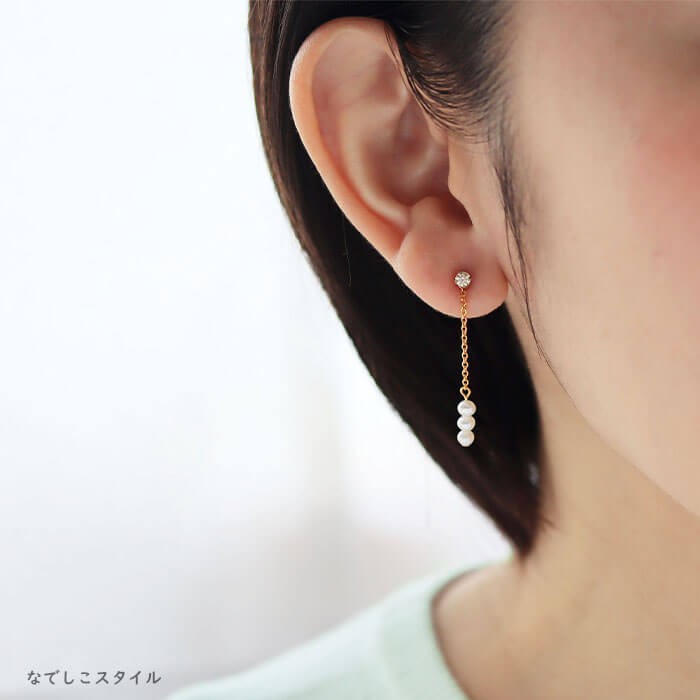 きちんと見え小粒の淡水パールプゴールドカラーを着けた女性の画像