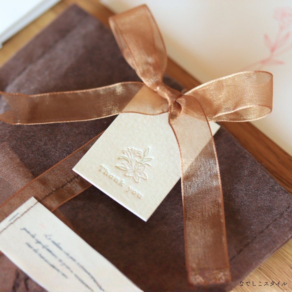 なでしこスタイル母の日ラッピング、ブラウンリボンラッピングのthankyouタグのアップ画像