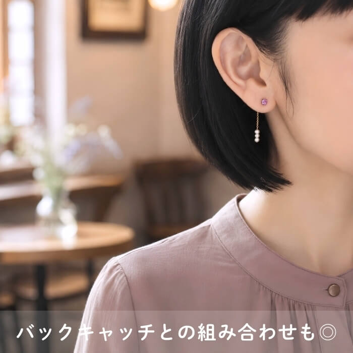高純度チタンピアス、プラチナ軸の一粒キュービックジルコニア「秋桜」４mm、お出かけシーン画像