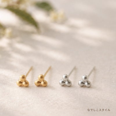 モチーフから軸、キャッチまですべてが純チタンのピアス 秋限定銀木犀を自然光の中に置いたイメージ