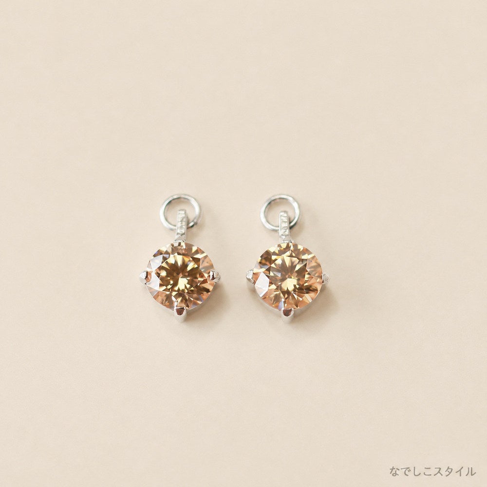 冬灯りチャームのシャンパンダイア。あたたかみのあるシャンパンカラーの5mmジルコニアと純チタン製金具を使用したチャーム1ペア。